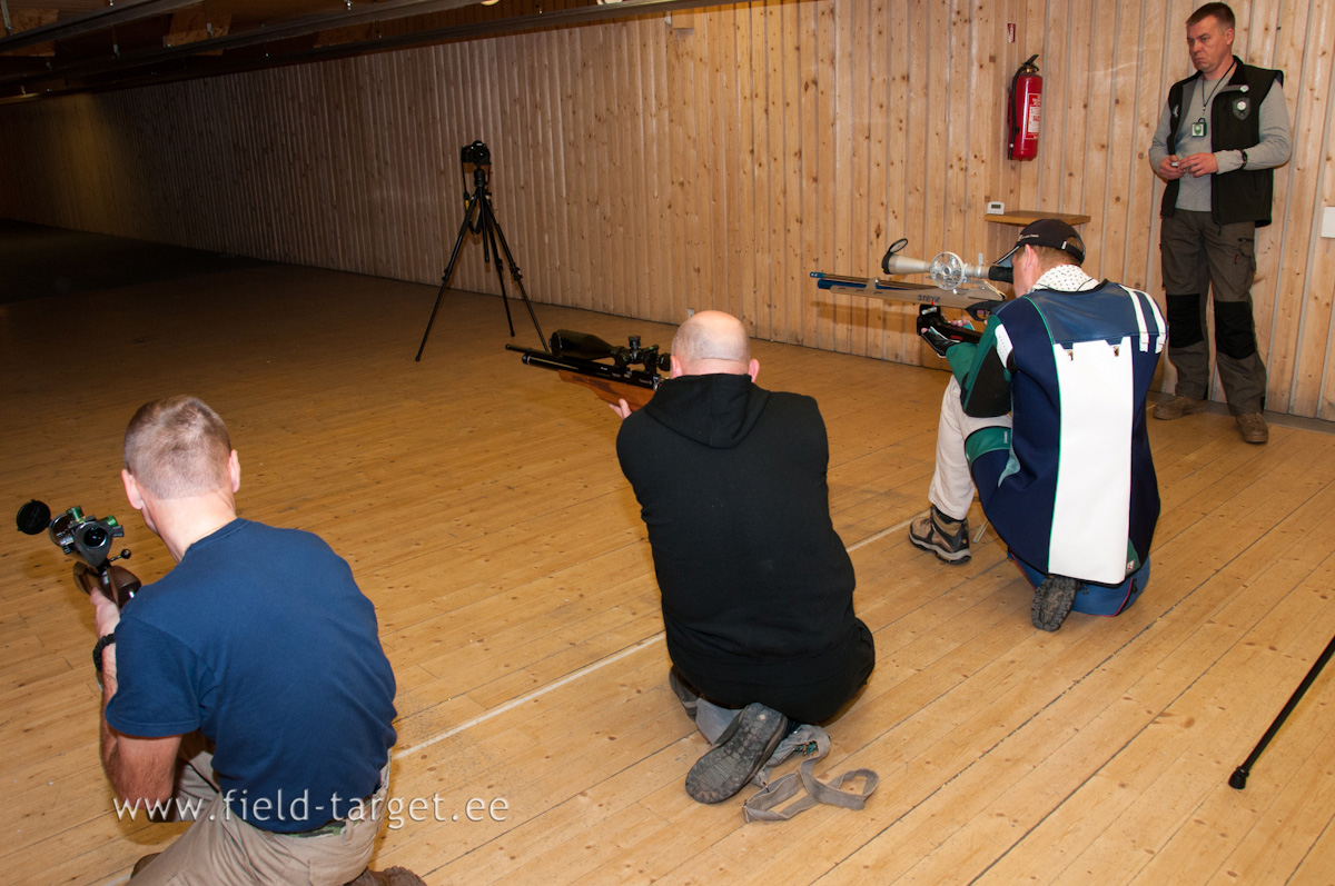 Kui laskurid on valmis - teil on aega 10 minutit 15 lasu tegemiseks 20 mm tabamisalaga sihtmärkide pihta, mis asuvad 25 m kaugusel. Aeg läheb käima nüüd!